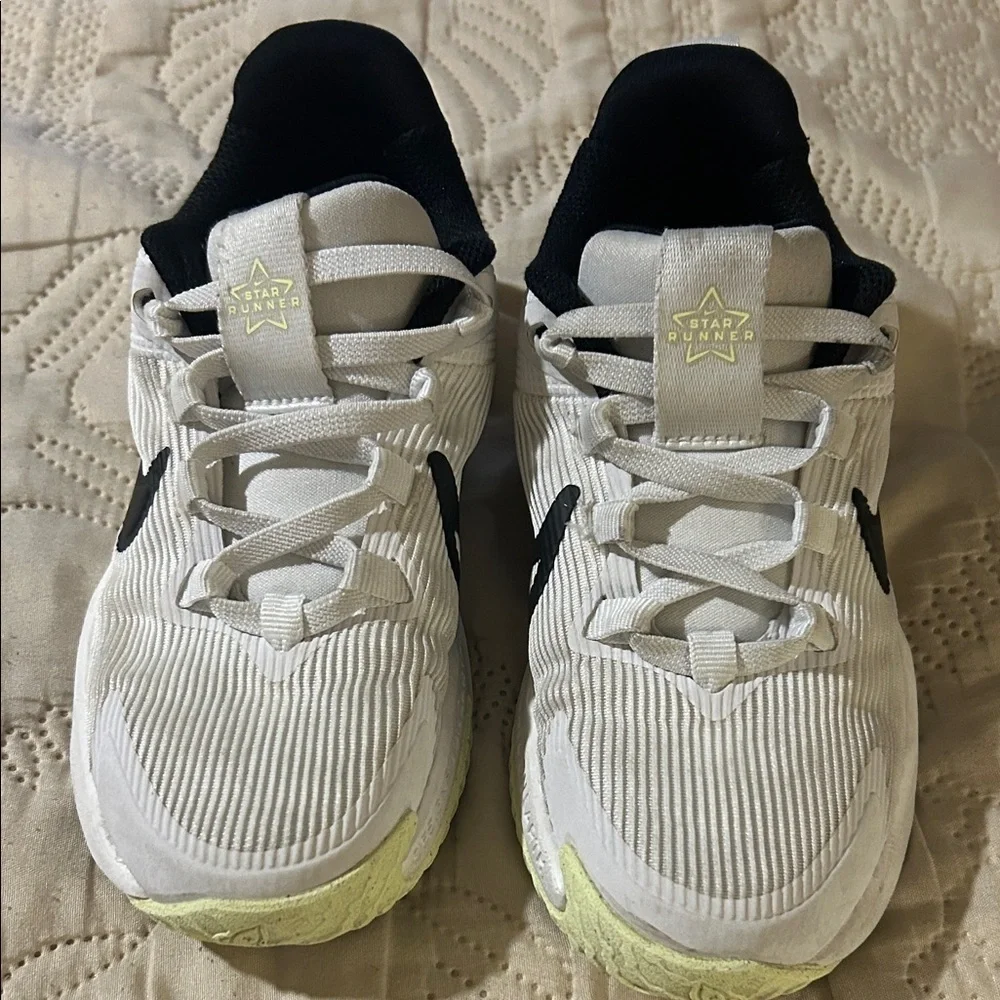 Nike Star Runner 4 White Black Kids Preschool Running Size 11.5